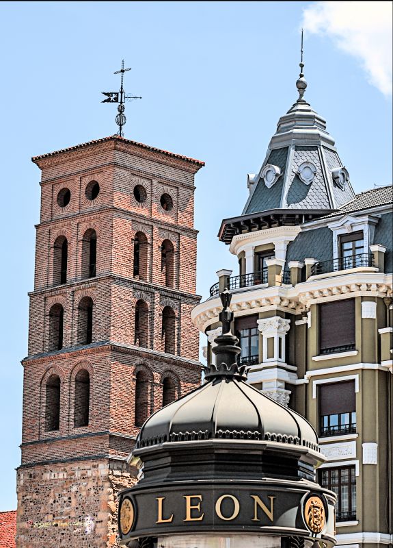 Torres en la Plaza de Santo Domingo.jpg